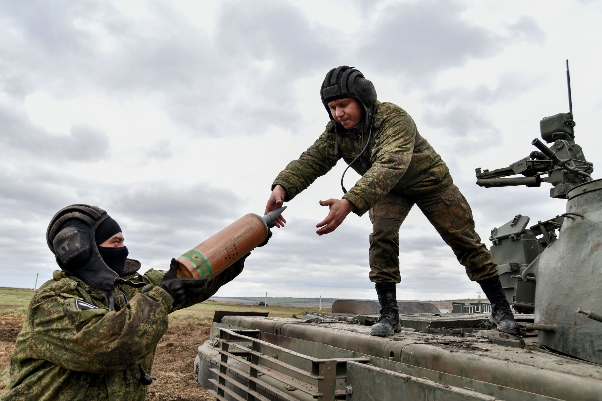 Russian Forces Overcome Ukrainian Defenses in Strategic DPR Push