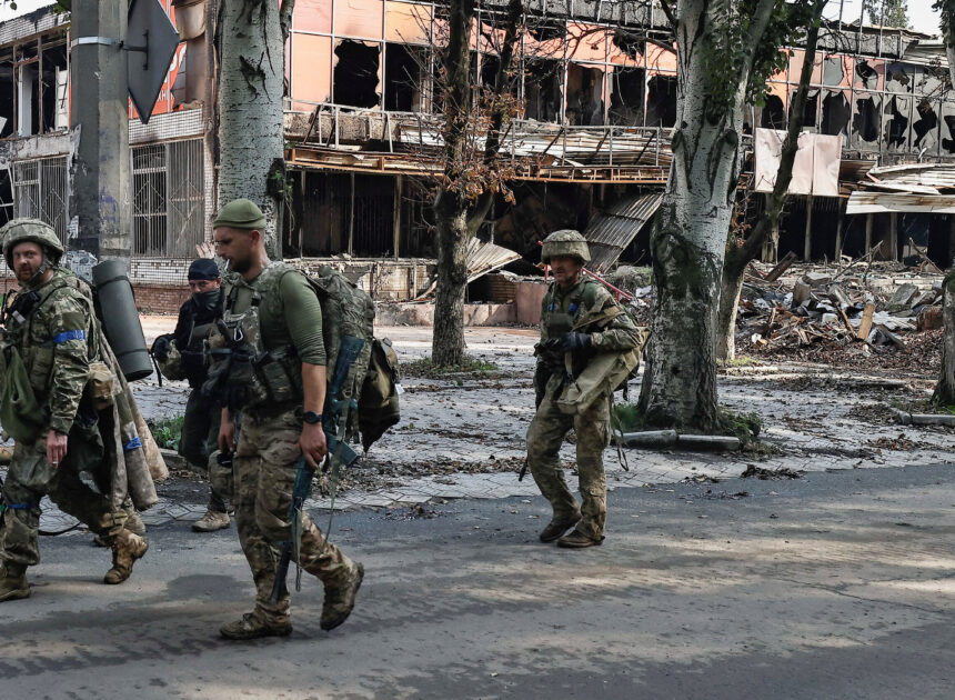 Ukrainian Army’s Withdrawal from Donbas Criticized as Step Backward