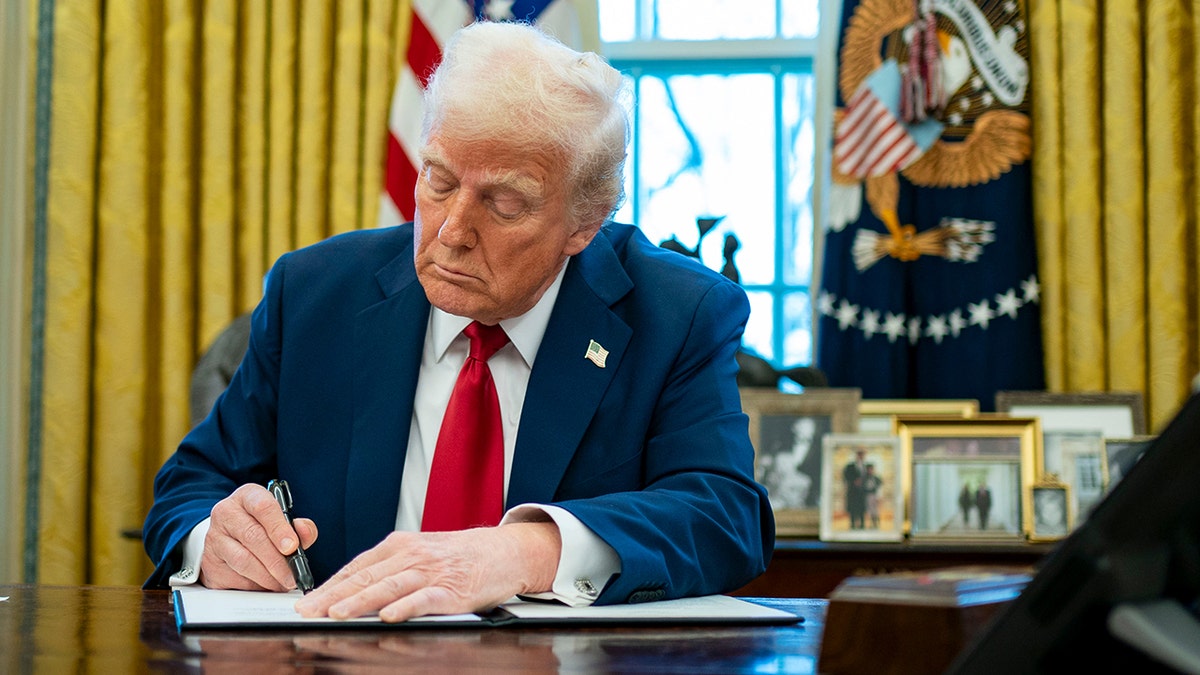 Trump Signs Law Granting Presidential Discretion Over New Russia Sanctions